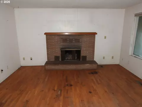 Living - 130 Sharon Dr, Phoenix, OR 97535 photo 1 of 2