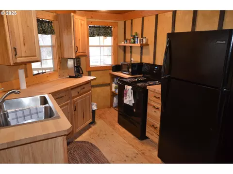 Kitchen - 64955 Old Oregon, Pendleton, OR 97801 photo 2 of 2