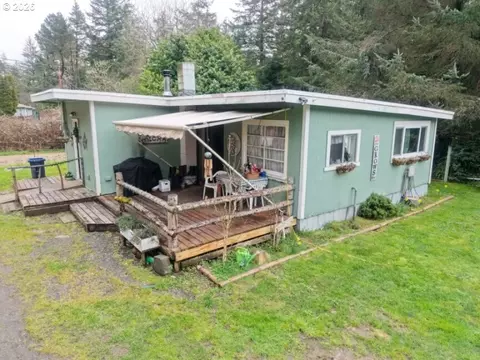 93621 Driftwood Inn Ln, North Bend, OR 97459
