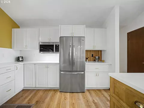 Kitchen - 70165 E Barlow Trail Rd, Rhododendron, OR 97049 photo 4 of 6
