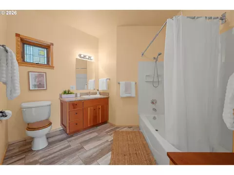 Bath - 87121 Kellmore St, Eugene, OR 97402 photo 2 of 3