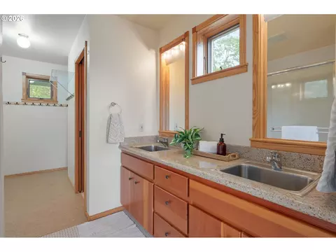 Bath - 87121 Kellmore St, Eugene, OR 97402 photo 3 of 3
