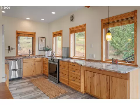 Kitchen - 87121 Kellmore St, Eugene, OR 97402 photo 1 of 3