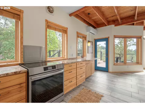 Kitchen - 87121 Kellmore St, Eugene, OR 97402 photo 3 of 3