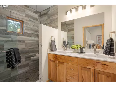 Bath - 87121 Kellmore St, Eugene, OR 97402 photo 1 of 3