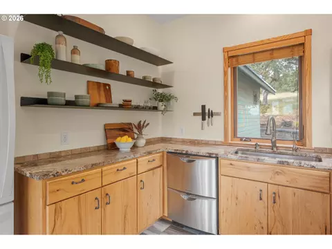Kitchen - 87121 Kellmore St, Eugene, OR 97402 photo 2 of 3