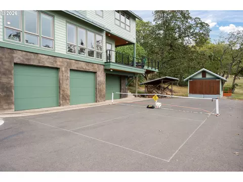 Exterior - 87121 Kellmore St, Eugene, OR 97402 photo 8 of 12