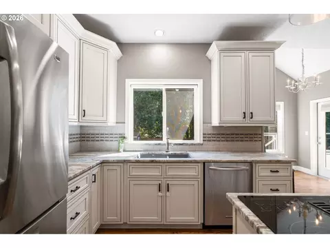 Kitchen - 4000 SW 30th Dr, Gresham, OR 97080 photo 5 of 5