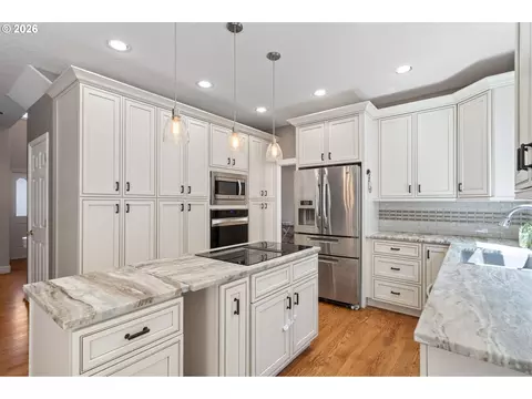 Kitchen - 4000 SW 30th Dr, Gresham, OR 97080 photo 3 of 5