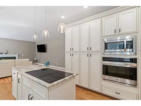 Kitchen - 4000 SW 30th Dr, Gresham, OR 97080 photo 4 of 5