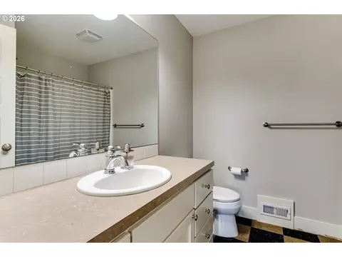 Bath - 3492 Whisper Ln, Eugene, OR 97401 photo 3 of 3