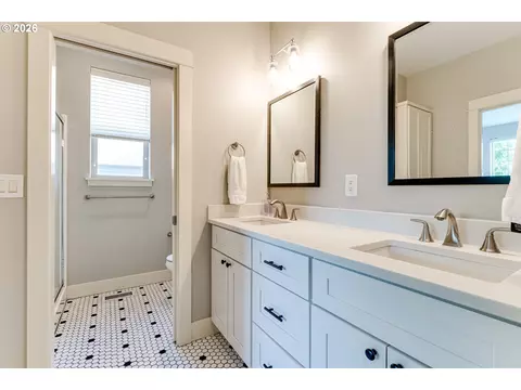 Bath - 3492 Whisper Ln, Eugene, OR 97401 photo 2 of 3