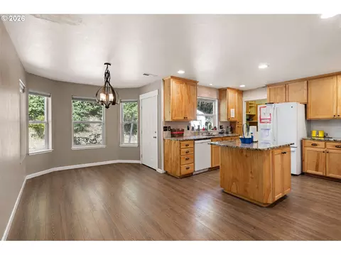 Kitchen - 620 S 67th St, Springfield, OR 97478 photo 1 of 4