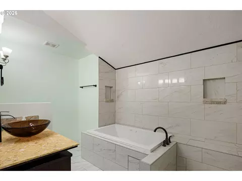 Bath - 620 S 67th St, Springfield, OR 97478 photo 3 of 6