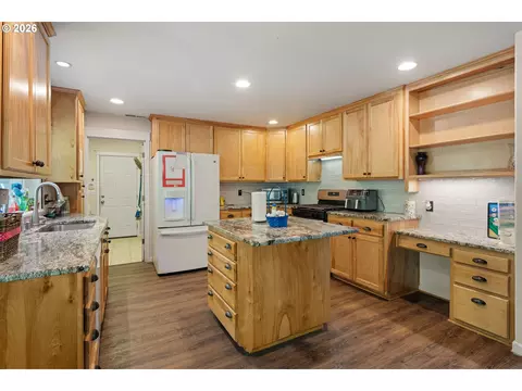 Kitchen - 620 S 67th St, Springfield, OR 97478 photo 3 of 4