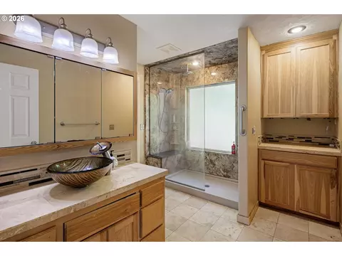 Bath - 620 S 67th St, Springfield, OR 97478 photo 2 of 6