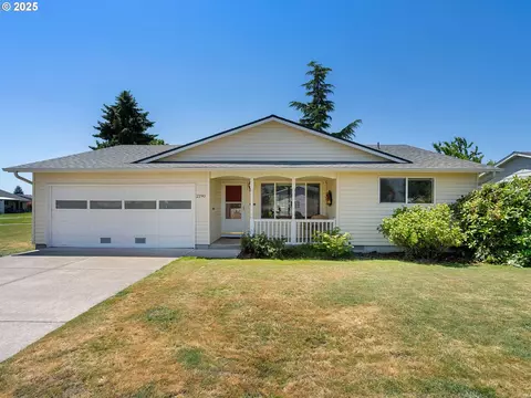 2190 W Hayes St, Woodburn, OR 97071