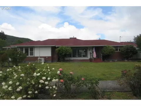 438 E 4th Ave, Riddle, OR 97469