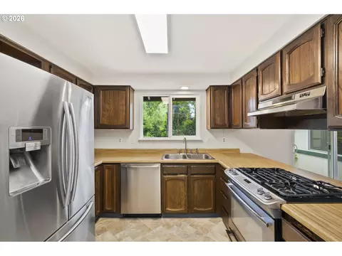 Kitchen - 2794 NE 15th St, Gresham, OR 97030 photo 2 of 3