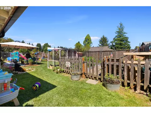 Exterior - 170 NE Robin Way, Gresham, OR 97030 photo 7 of 12