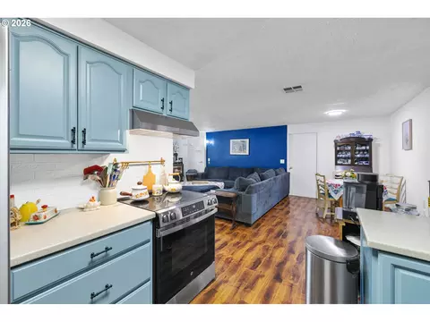 Kitchen - 170 NE Robin Way, Gresham, OR 97030 photo 2 of 3