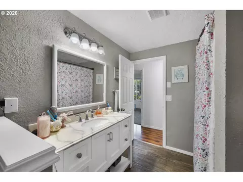Bath - 170 NE Robin Way, Gresham, OR 97030 photo 4 of 4