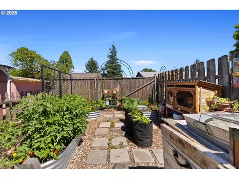 Exterior - 170 NE Robin Way, Gresham, OR 97030 photo 6 of 12