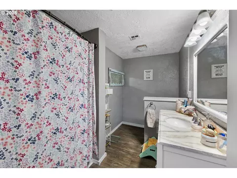 Bath - 170 NE Robin Way, Gresham, OR 97030 photo 3 of 4
