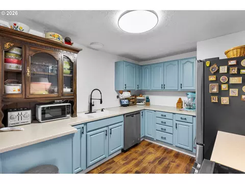 Kitchen - 170 NE Robin Way, Gresham, OR 97030 photo 3 of 3