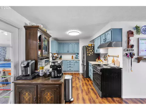 Kitchen - 170 NE Robin Way, Gresham, OR 97030 photo 1 of 3