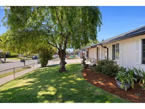 Exterior - 170 NE Robin Way, Gresham, OR 97030 photo 2 of 12