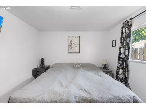 Bedroom - 170 NE Robin Way, Gresham, OR 97030 photo 5 of 7