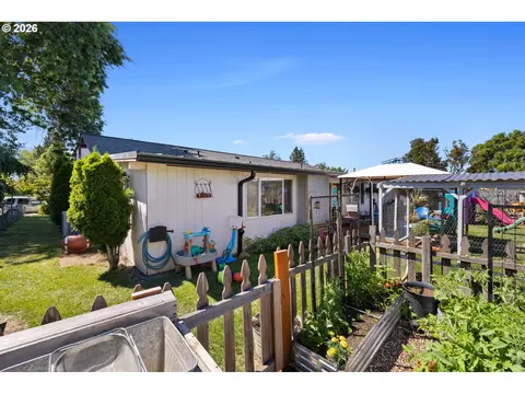 Exterior - 170 NE Robin Way, Gresham, OR 97030 photo 5 of 12
