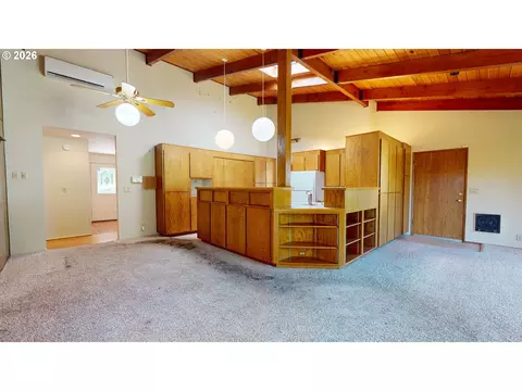 Living - 2641 Castle Dr, Springfield, OR 97477 photo 4 of 7