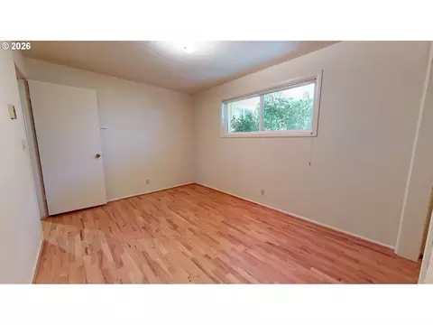 Bedroom - 2641 Castle Dr, Springfield, OR 97477 photo 5 of 9