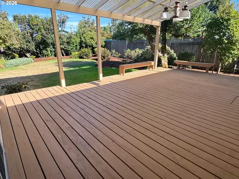 Exterior - 2641 Castle Dr, Springfield, OR 97477 photo 7 of 10