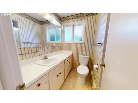Bath - 2641 Castle Dr, Springfield, OR 97477 photo 2 of 3