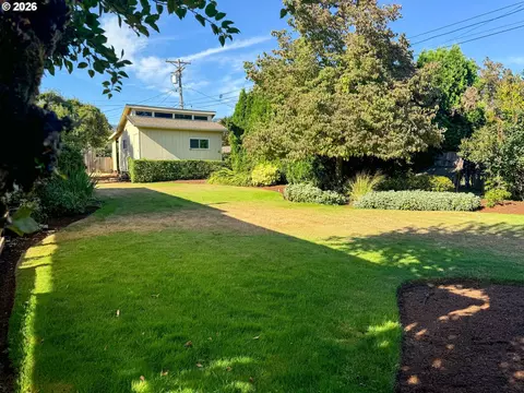 Exterior - 2641 Castle Dr, Springfield, OR 97477 photo 9 of 10