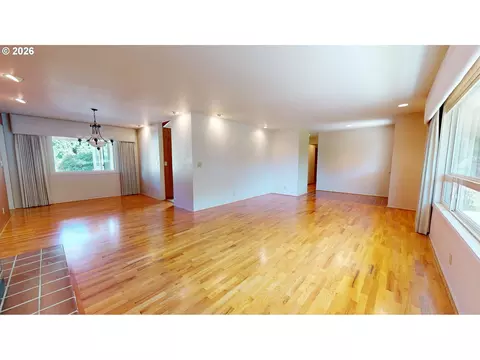 Living - 2641 Castle Dr, Springfield, OR 97477 photo 2 of 7