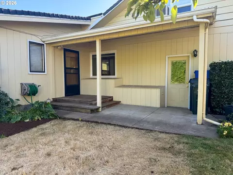 Exterior - 2641 Castle Dr, Springfield, OR 97477 photo 8 of 10