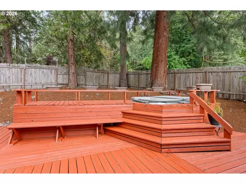 Exterior - 865 E 43rd Ave, Eugene, OR 97405 photo 5 of 7