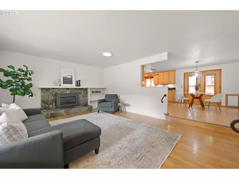 Living - 865 E 43rd Ave, Eugene, OR 97405 photo 1 of 4