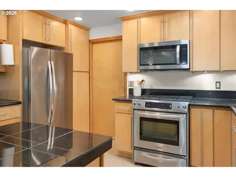 Kitchen - 865 E 43rd Ave, Eugene, OR 97405 photo 5 of 7