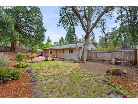 Exterior - 865 E 43rd Ave, Eugene, OR 97405 photo 4 of 7