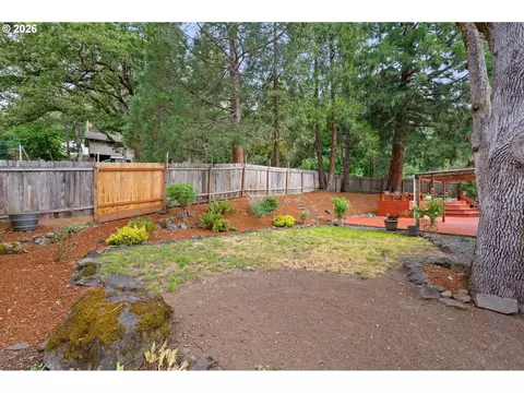 Exterior - 865 E 43rd Ave, Eugene, OR 97405 photo 3 of 7