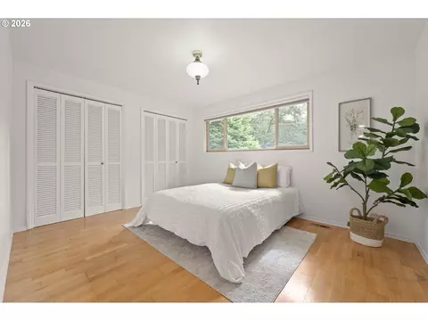 Bedroom - 865 E 43rd Ave, Eugene, OR 97405 photo 4 of 6