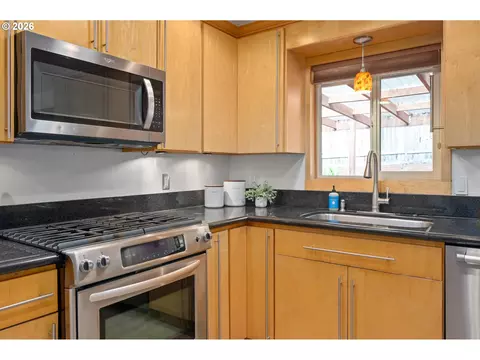Kitchen - 865 E 43rd Ave, Eugene, OR 97405 photo 4 of 7