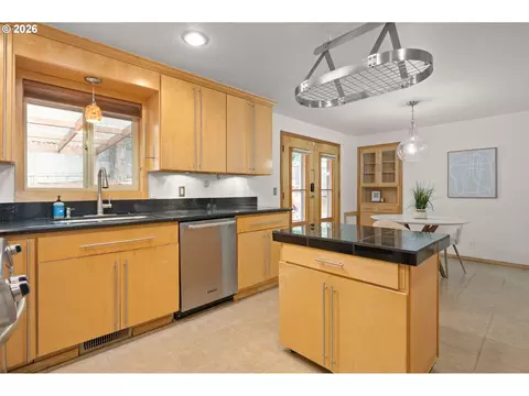 Kitchen - 865 E 43rd Ave, Eugene, OR 97405 photo 6 of 7