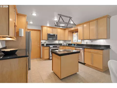 Kitchen - 865 E 43rd Ave, Eugene, OR 97405 photo 2 of 7