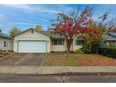 858 S 46th St, Springfield, OR 97478